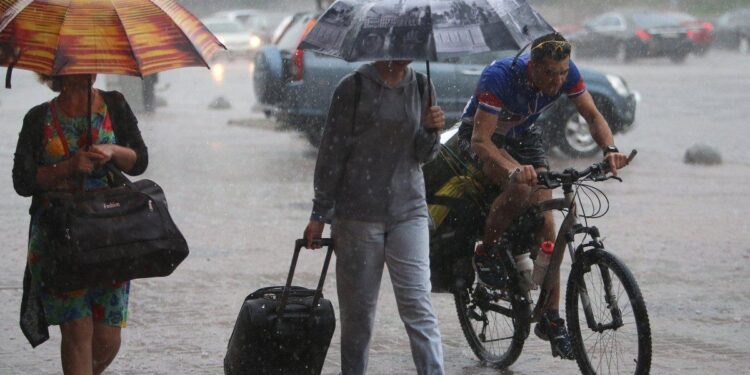 Kyiv Flooded: Thunderstorm Brings Heavy Rain and Alerts Issued