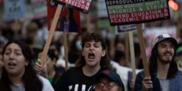 ICE Launches Trump-Ordered Immigration Crackdown in Chicago, Sanctuary City Policies Spark Protests